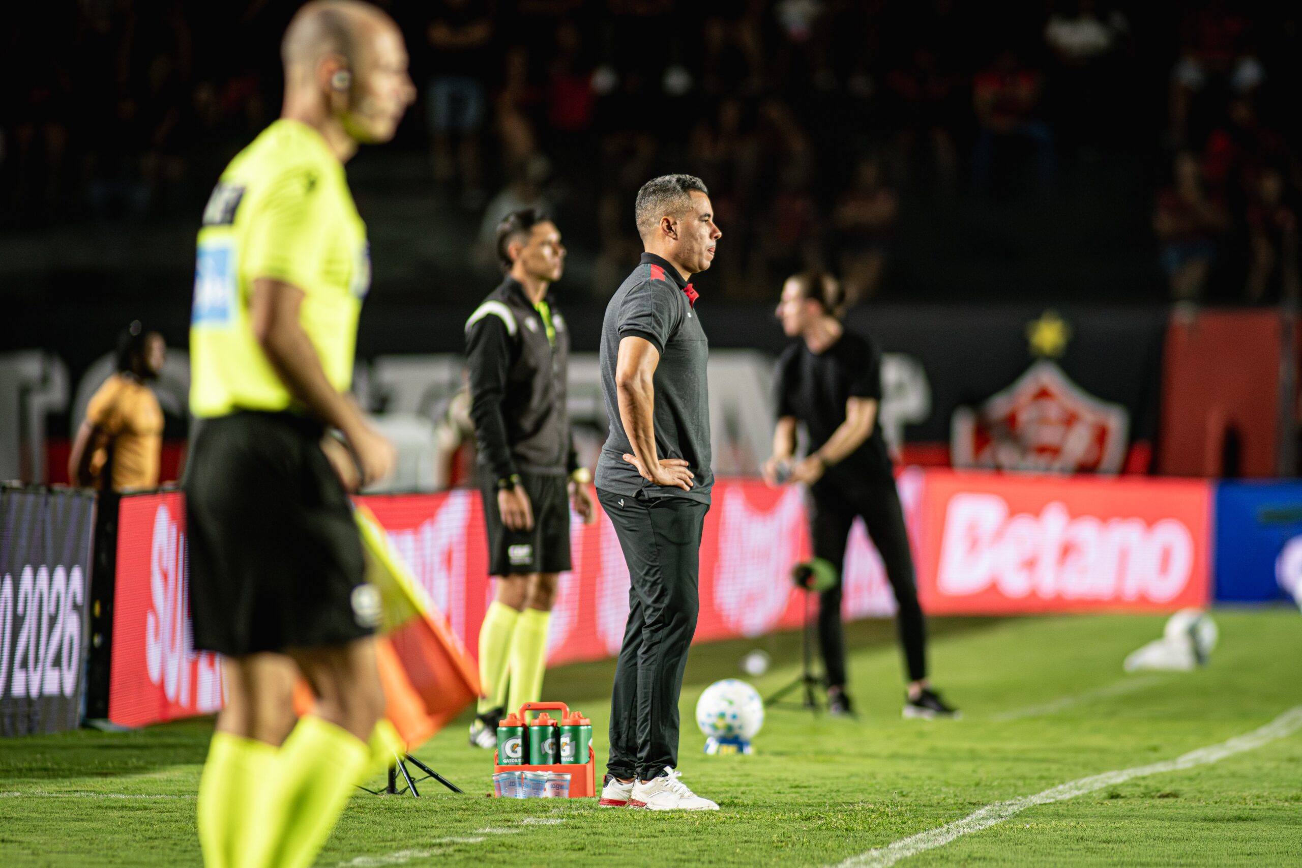 Jair Ventura cita jogo “implacável” do Vitória em derrota para o Flamengo: “Meu time foi melhor”