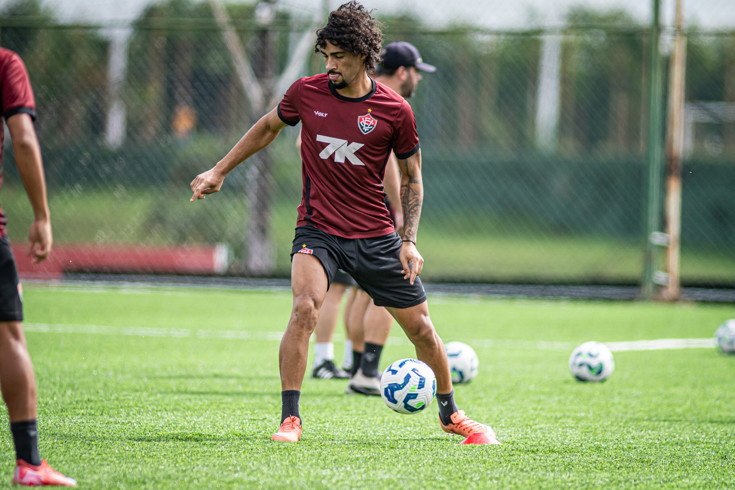 Rodrigo Chagas abre espaço para mais jogadores do time principal do Vitória e cita Fabri