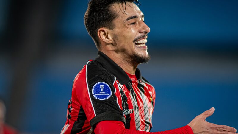 Criciúma e Vitória fecham acordo e renegociam dívida referente à venda do lateral Claudinho