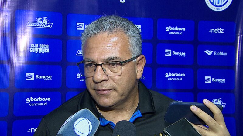 Após derrota, técnico do Confiança dispara e diz que ex-presidente trabalha contra a SAF