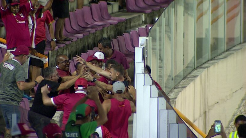 De Mattia invade arquibancada e comemora vitória no Clássico Maior com torcida do Sergipe