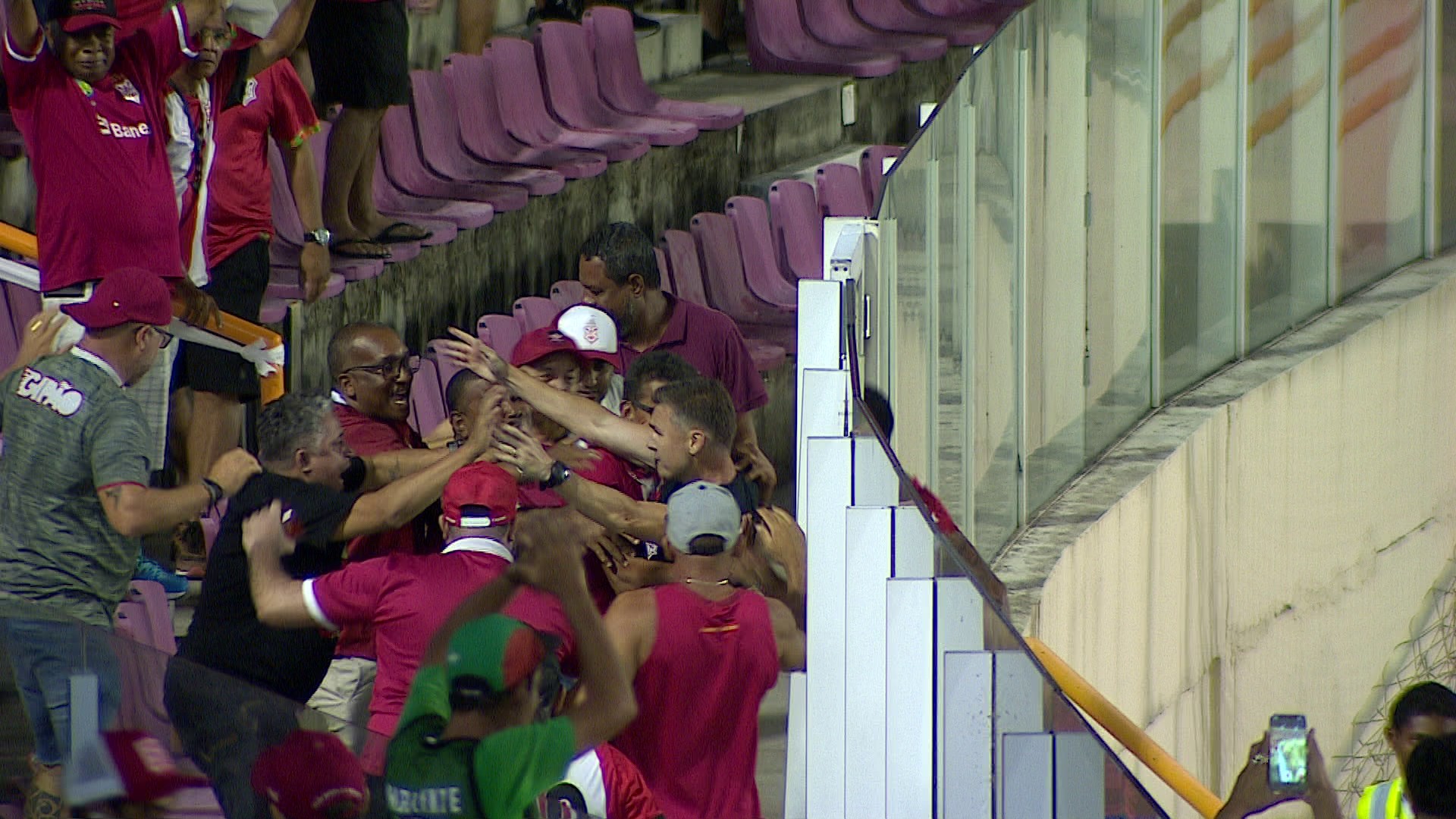 De Mattia invade arquibancada e comemora vitória no Clássico Maior com torcida do Sergipe