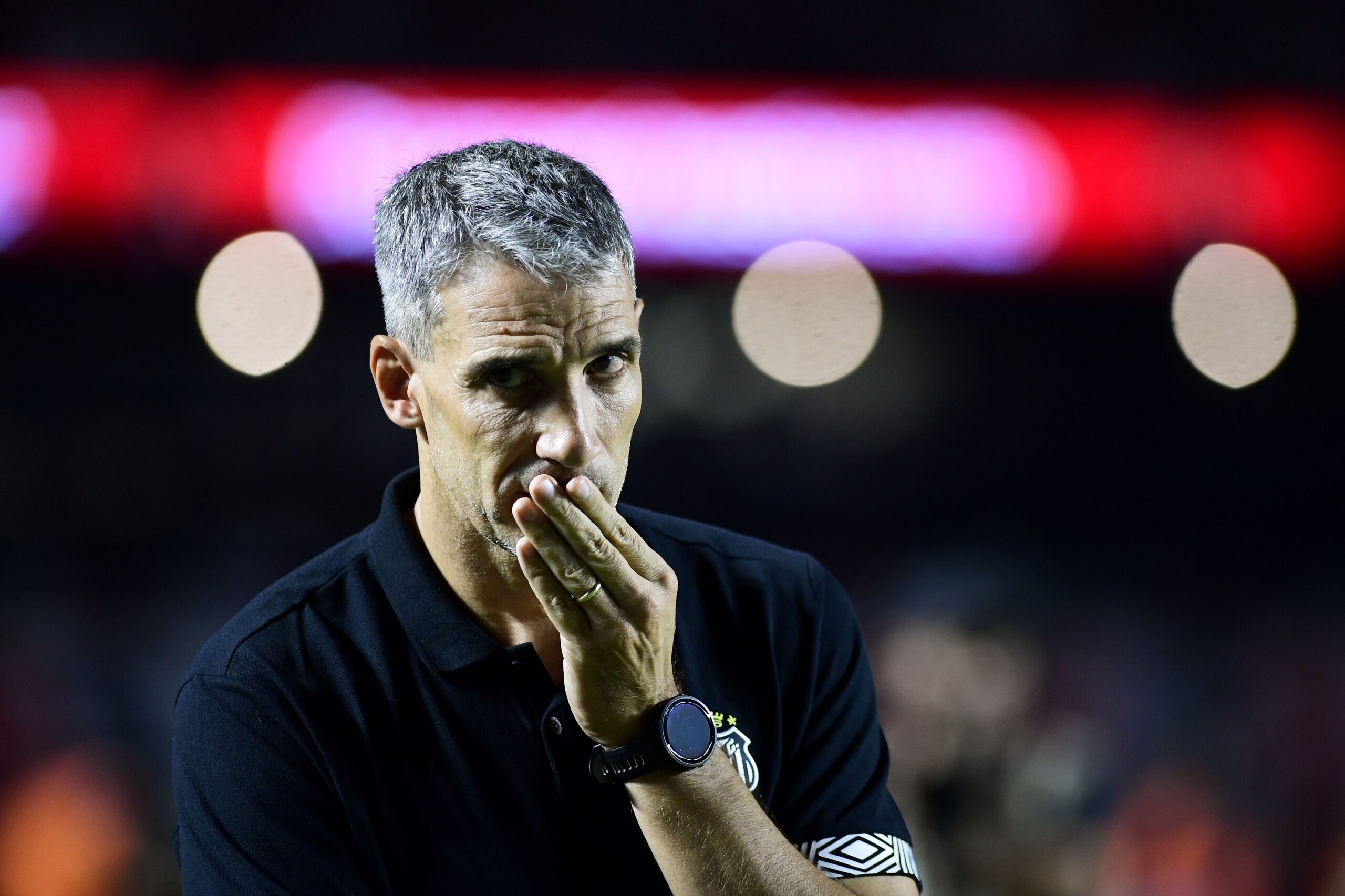 “Sou muito capaz”: Vojvoda fala firme ao ser questionado sobre sequência ruim no Santos