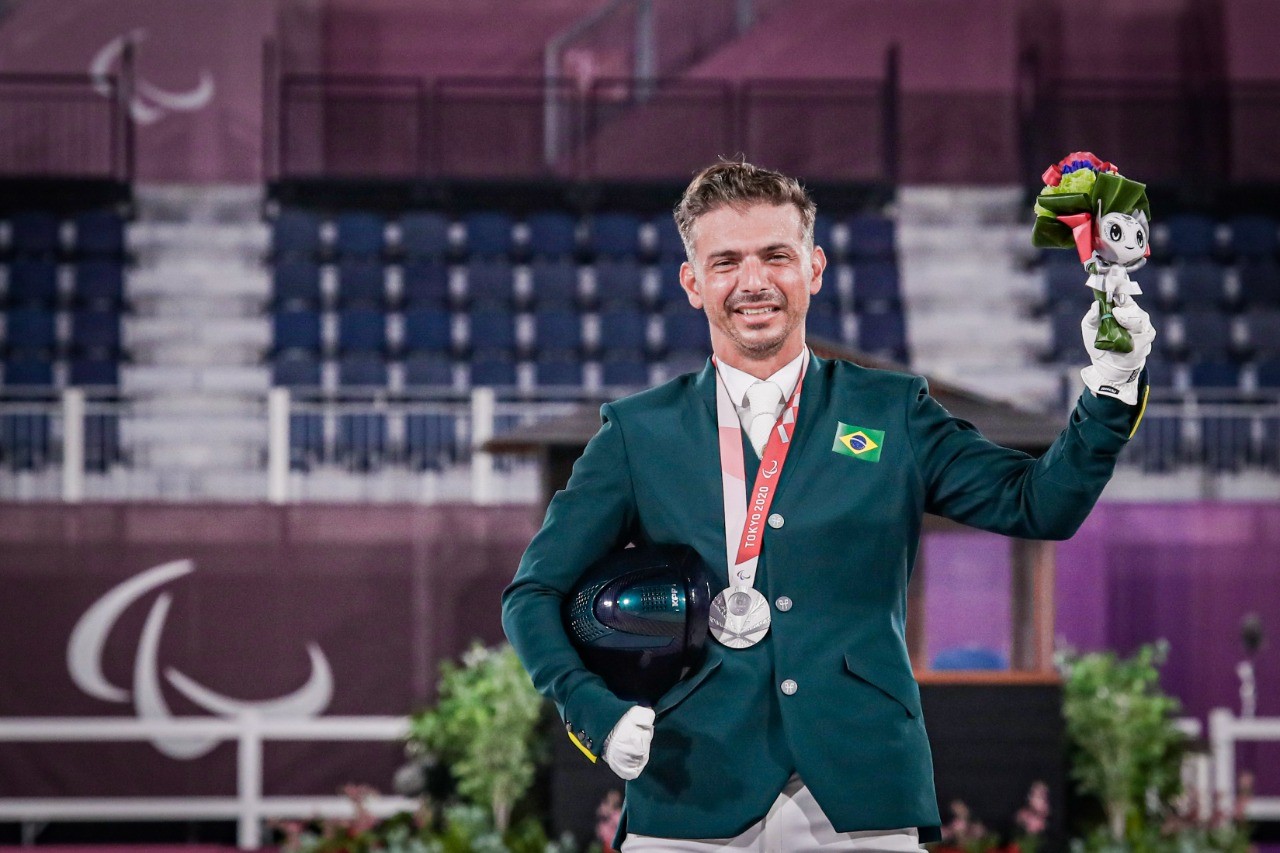 Medalhista paralímpico do hipismo é atropelado na França: “Fui arremessado a mais de 10 metros”