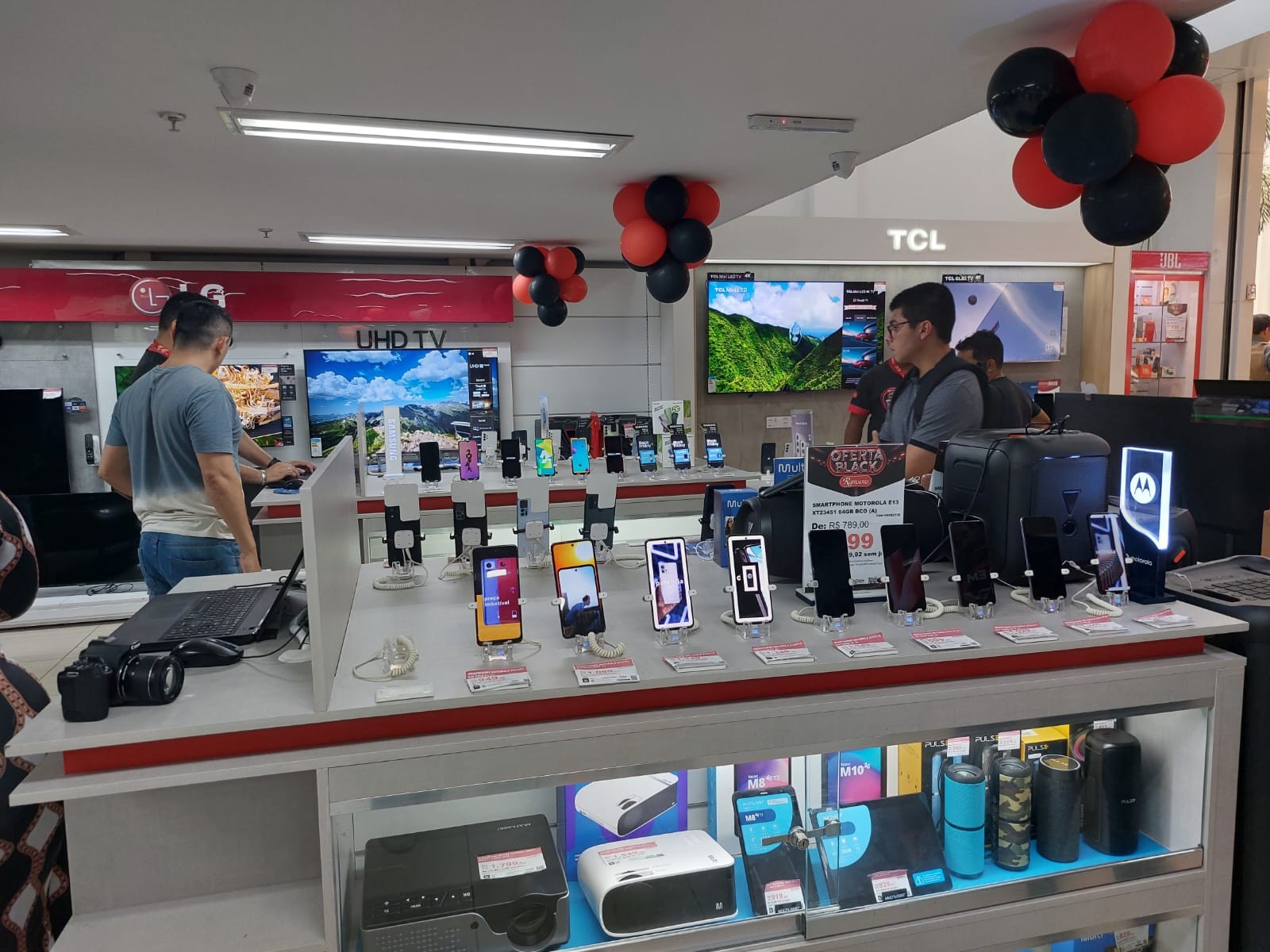 Governo espera arrecadar R$ 14 bilhões neste ano com alta na tarifa de importação de mais de mil produtos; celulares foram taxados