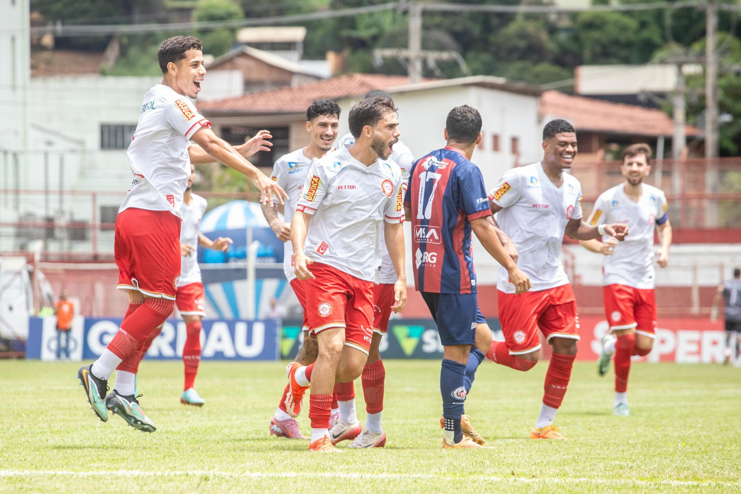 Cristóvão Borges afasta risco do rebaixamento e pode colocar time nas semifinais do Mineiro