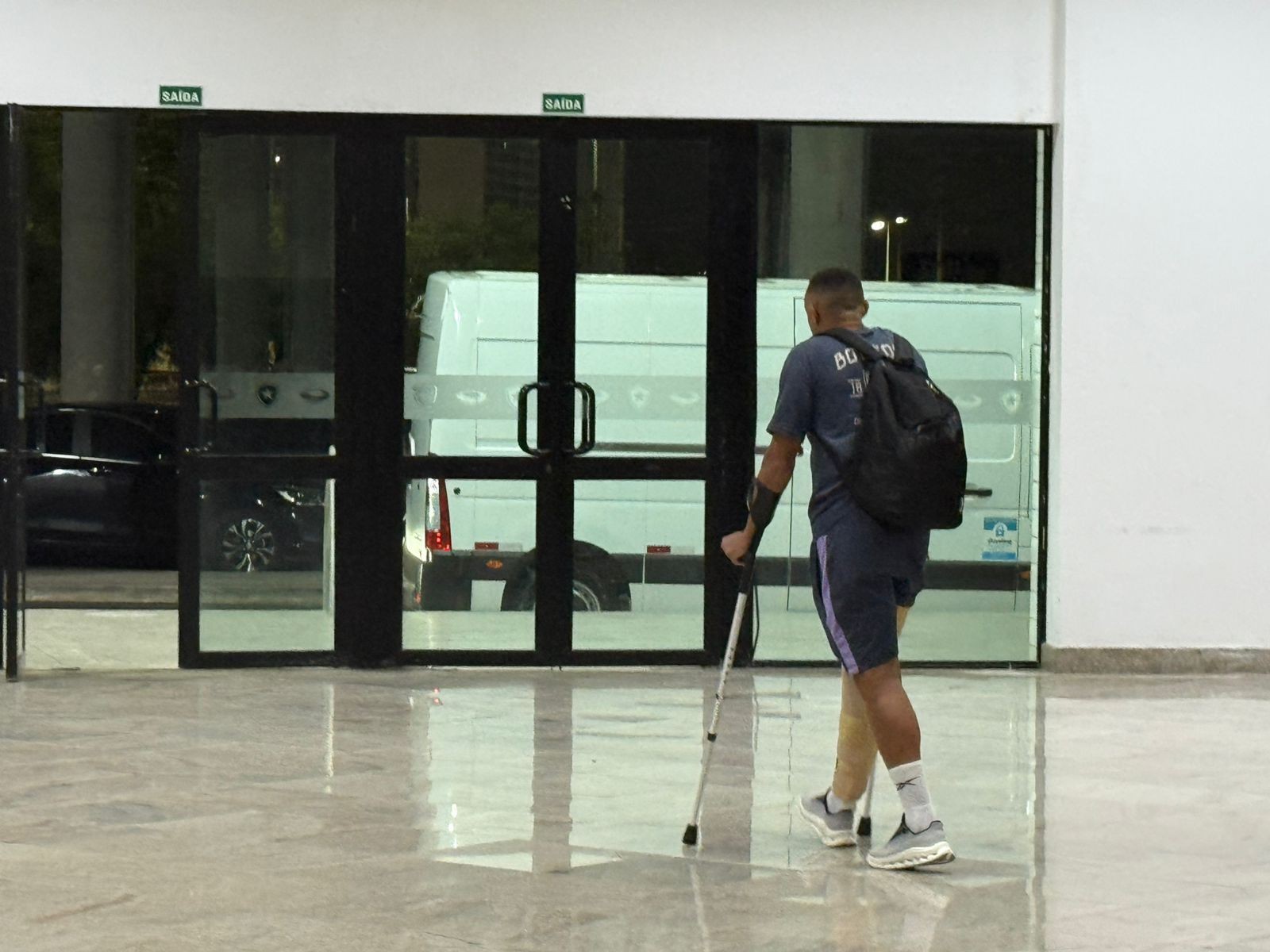 Marçal deixa estádio de muletas após derrota do Botafogo para o Fluminense