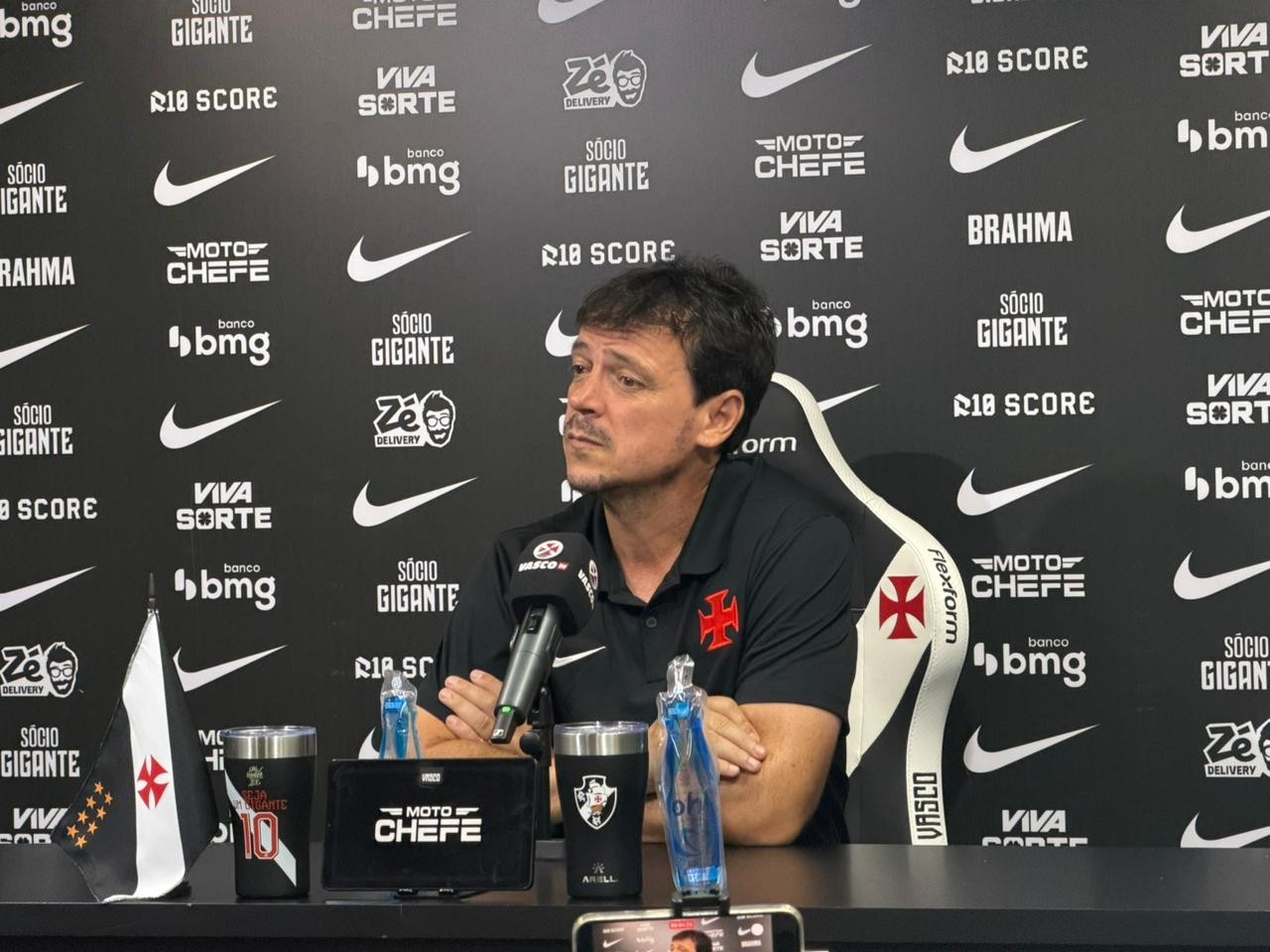 Diniz opina sobre críticas da torcida ao Vasco em empate com o Madureita: “Vaiaram merecidamente”