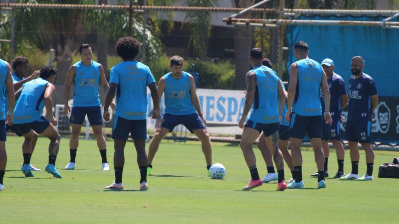 Kannemann se recupera de lesão e volta a treinar no Grêmio