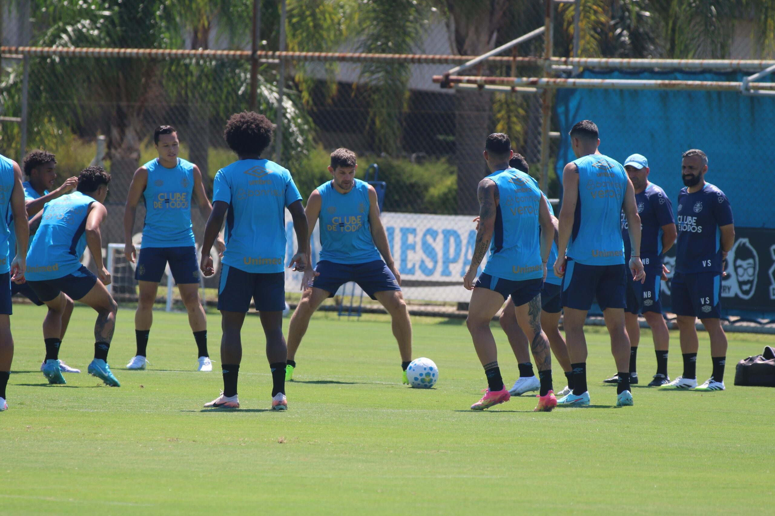 Kannemann se recupera de lesão e volta a treinar no Grêmio