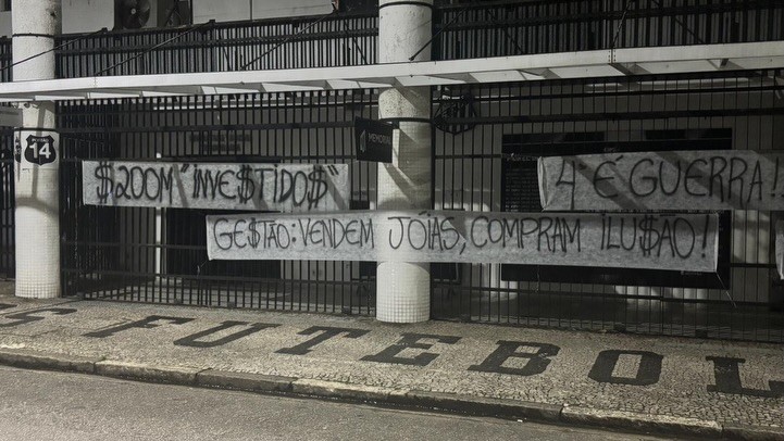 Gestão Marcelo Teixeira é alvo de protestos na Vila Belmiro e no CT do Santos; veja fotos