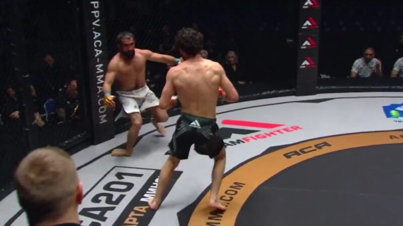 Imagem forte! Lutador sofre deslocamento no tornozelo em combate de MMA