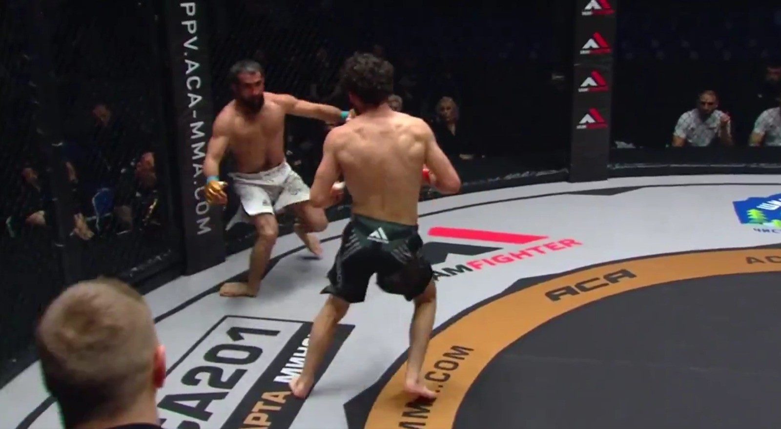 Imagem forte! Lutador sofre deslocamento no tornozelo em combate de MMA