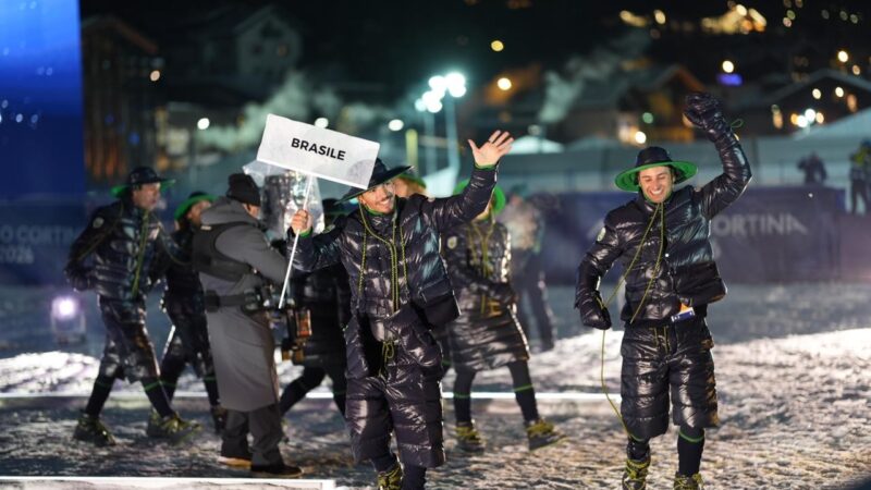 Brasil é destaque entre delegações na abertura das Olimpíadas; veja vídeo com passinho e mortal