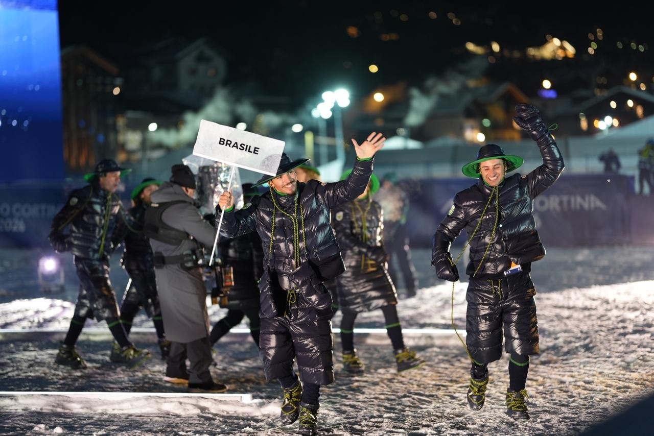 Brasil é destaque entre delegações na abertura das Olimpíadas; veja vídeo com passinho e mortal