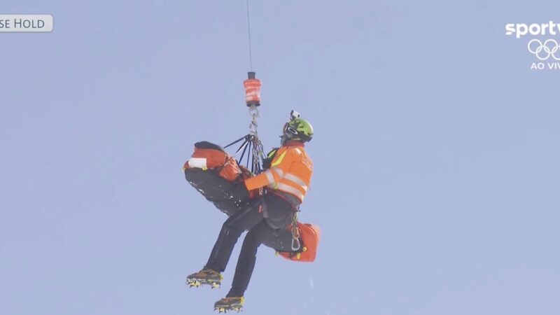 Campeã olímpica sofre queda grave no downhill e é resgatada por helicóptero