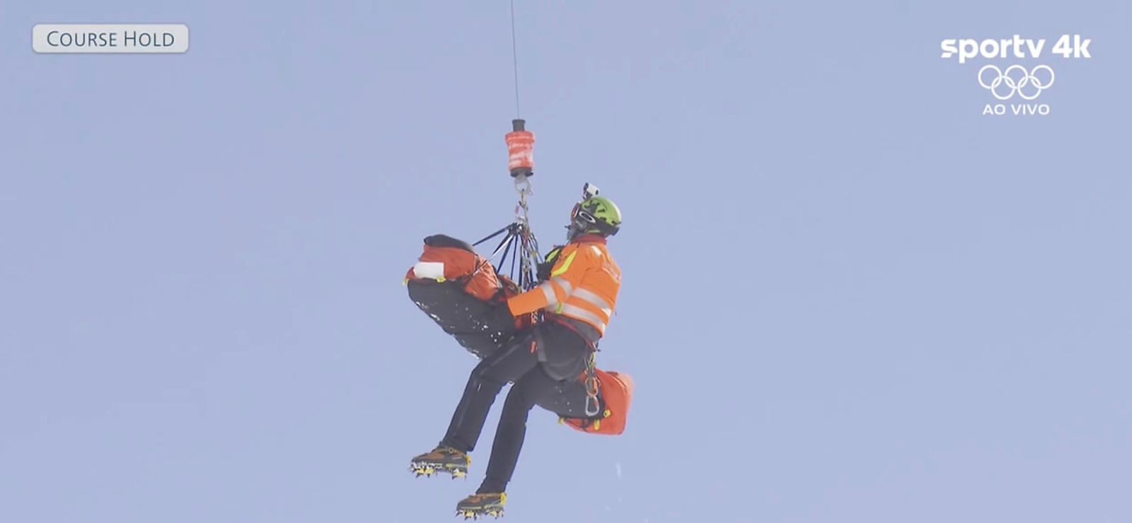 Campeã olímpica sofre queda grave no downhill e é resgatada por helicóptero