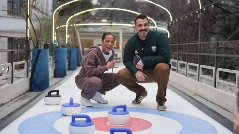 Rayssa Leal visita Casa Brasil em Milão e joga curling com Fratus nas Olimpíadas de Inverno