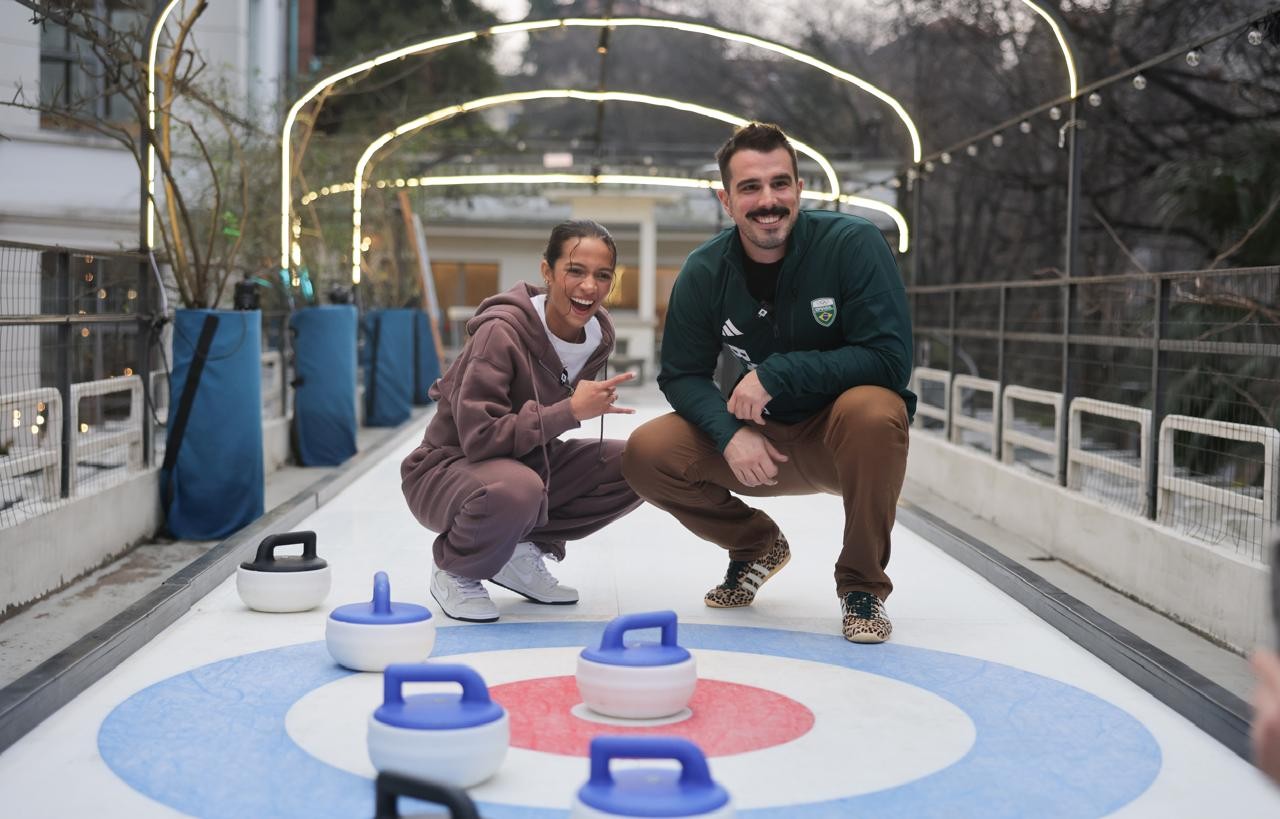 Rayssa Leal visita Casa Brasil em Milão e joga curling com Fratus nas Olimpíadas de Inverno