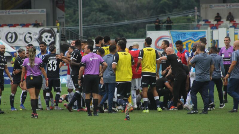 Re-Pa: Membro da arbitragem é alvo de pedra lançada por torcida do Paysandu, aponta súmula