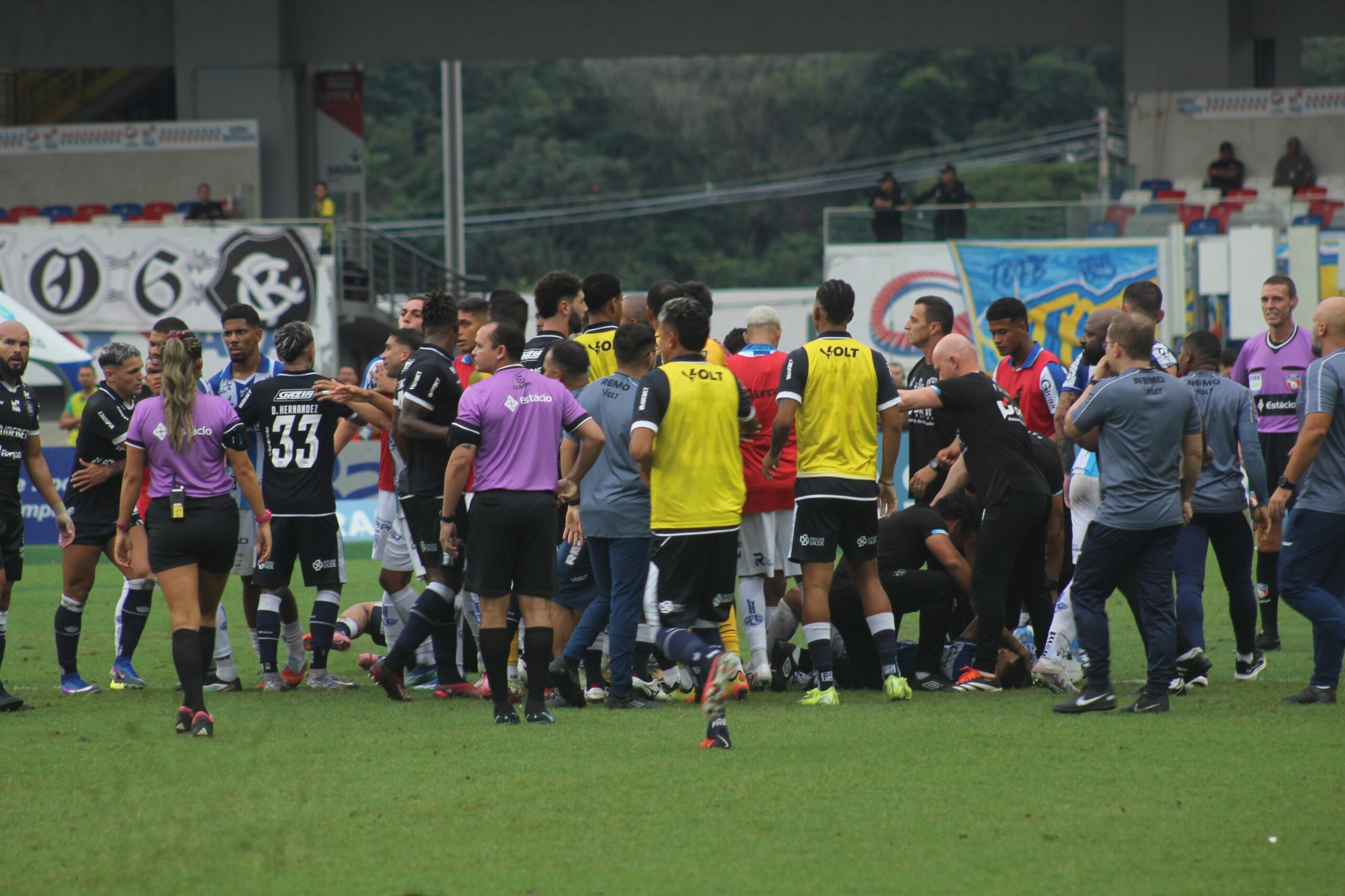 Re-Pa: Membro da arbitragem é alvo de pedra lançada por torcida do Paysandu, aponta súmula