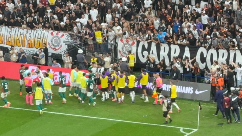 Corinthians x Palmeiras tem briga após Flaco López comemorar gol chutando bandeira do escanteio