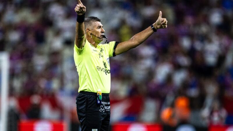 Pênalti? Árbitro dá coletiva e explica lance polêmico no Clássico-Rei