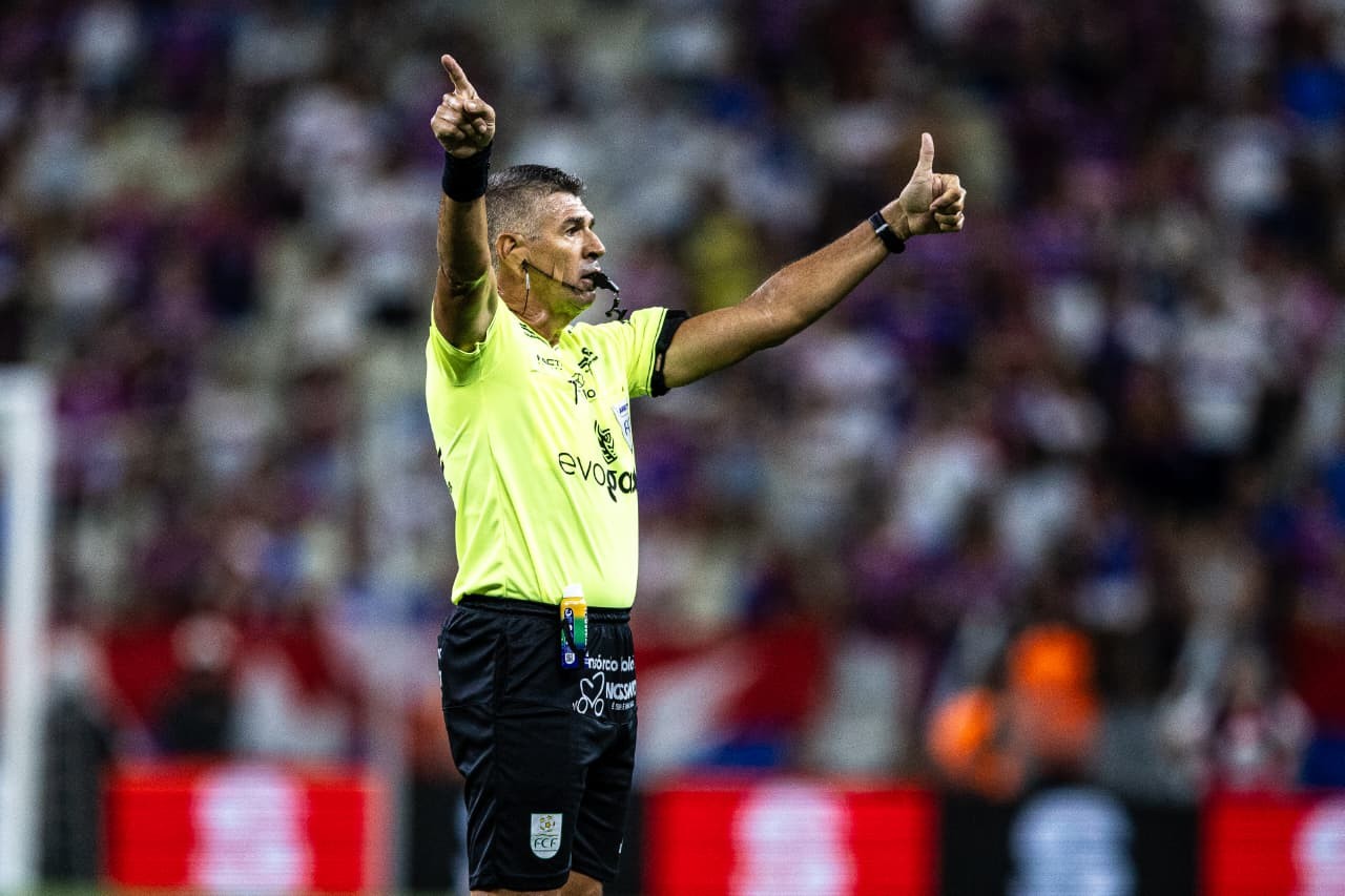 Pênalti? Árbitro dá coletiva e explica lance polêmico no Clássico-Rei