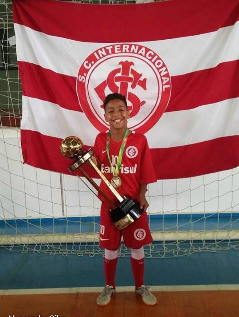 Joia do Inter saiu do mesmo projeto de ex-Real Madrid e já tem 10 anos de clube; conheça a história