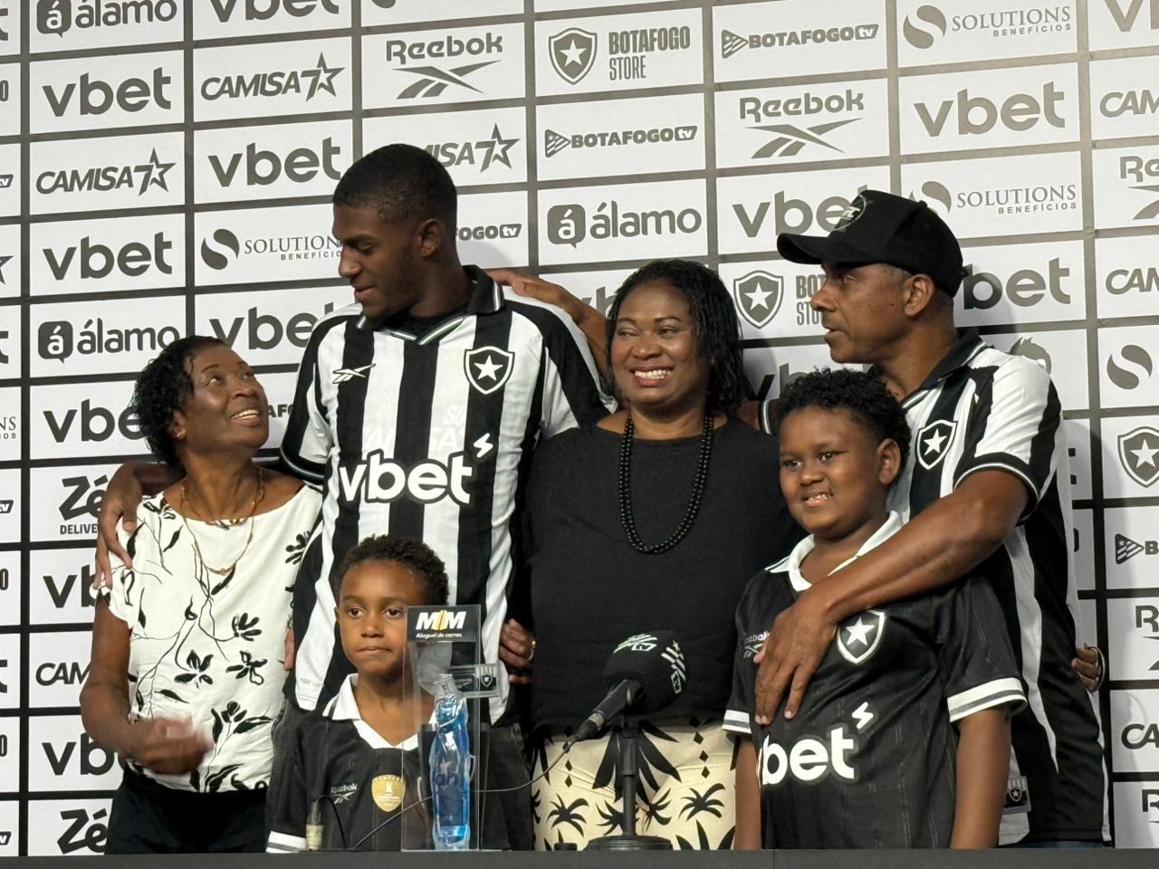 Jogos no Niltão e “medo” do Fluminense: como a avó influenciou a relação de Wallace Davi com o Botafogo