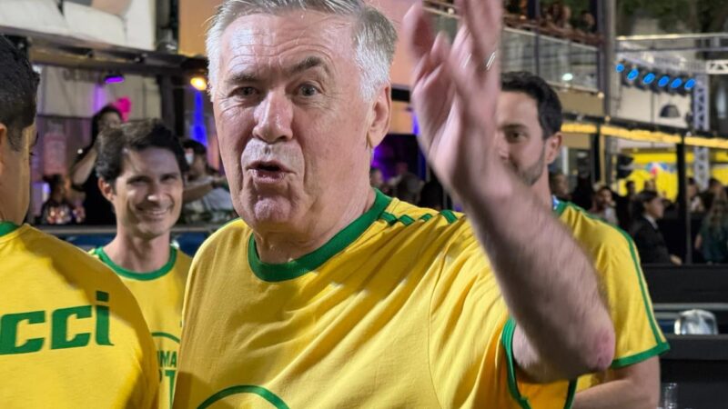 Carlo Ancelotti assiste a desfiles no carnaval da Sapucaí