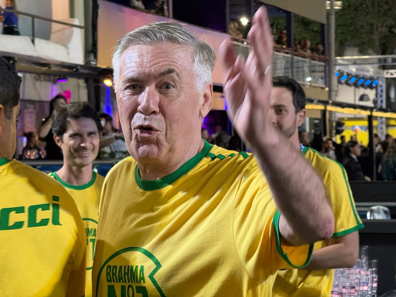 Carlo Ancelotti assiste a desfiles no carnaval da Sapucaí