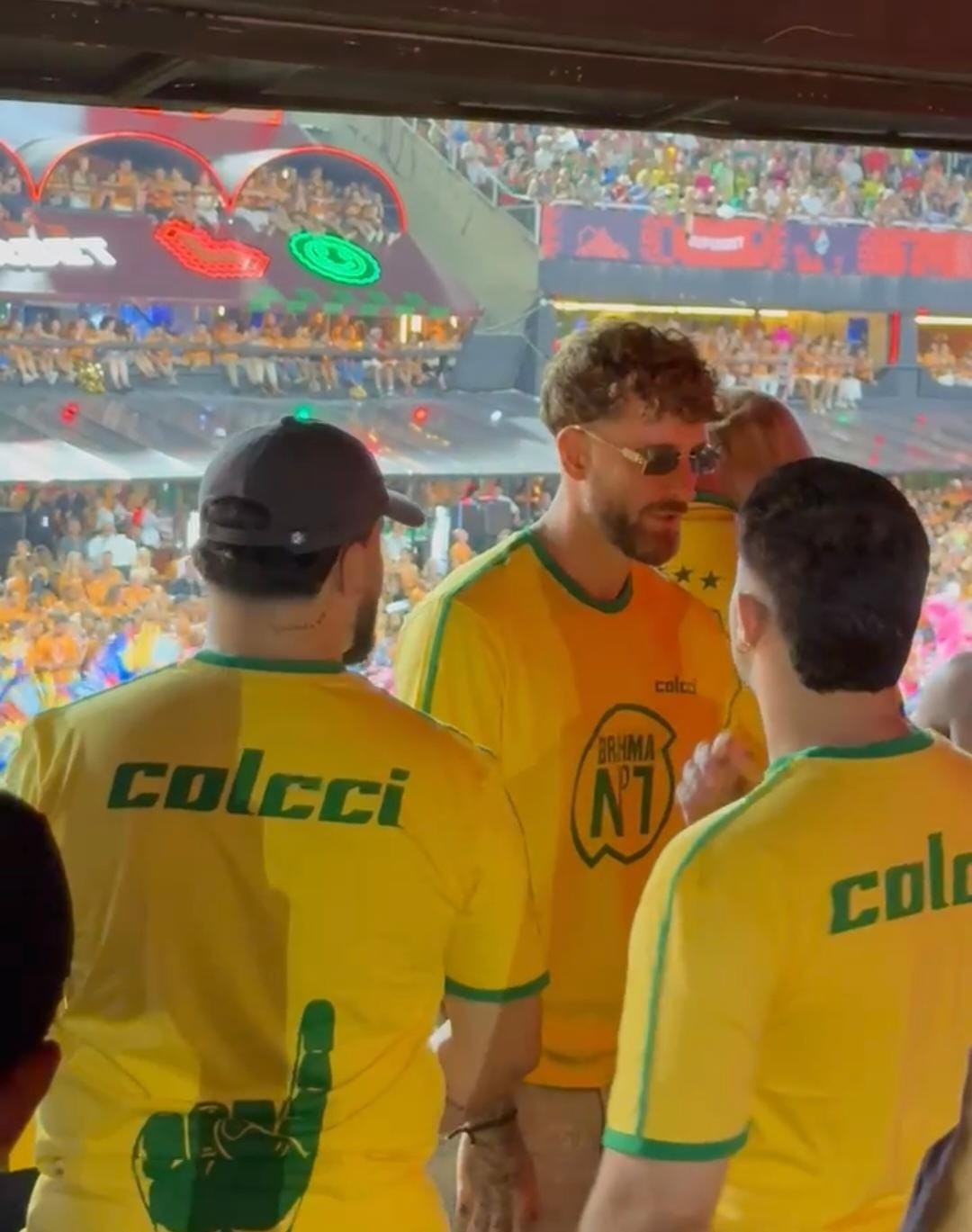 Jogadores do Flamengo curtem Carnaval na Sapucaí após vitória sobre o Botafogo