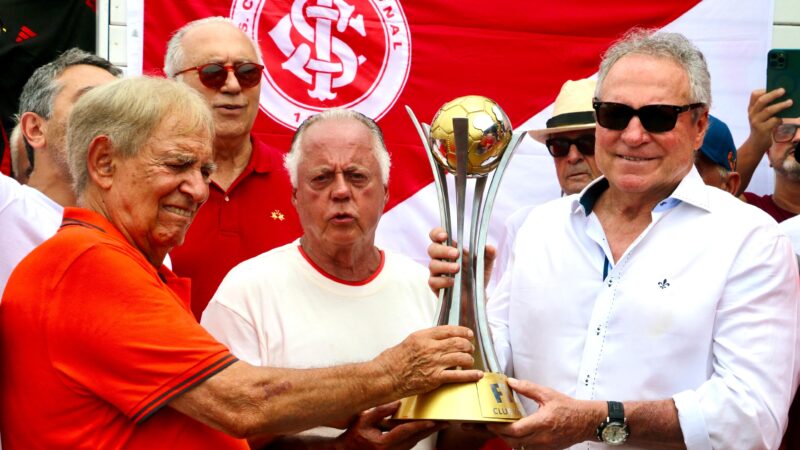 Ídolo do Inter, Abel Braga inaugura estátua em sua homenagem e brinda com taça
