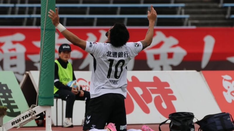 Patric marca e Zweigen Kanazawa vence nos pênaltis em jogo do campeonato japonês