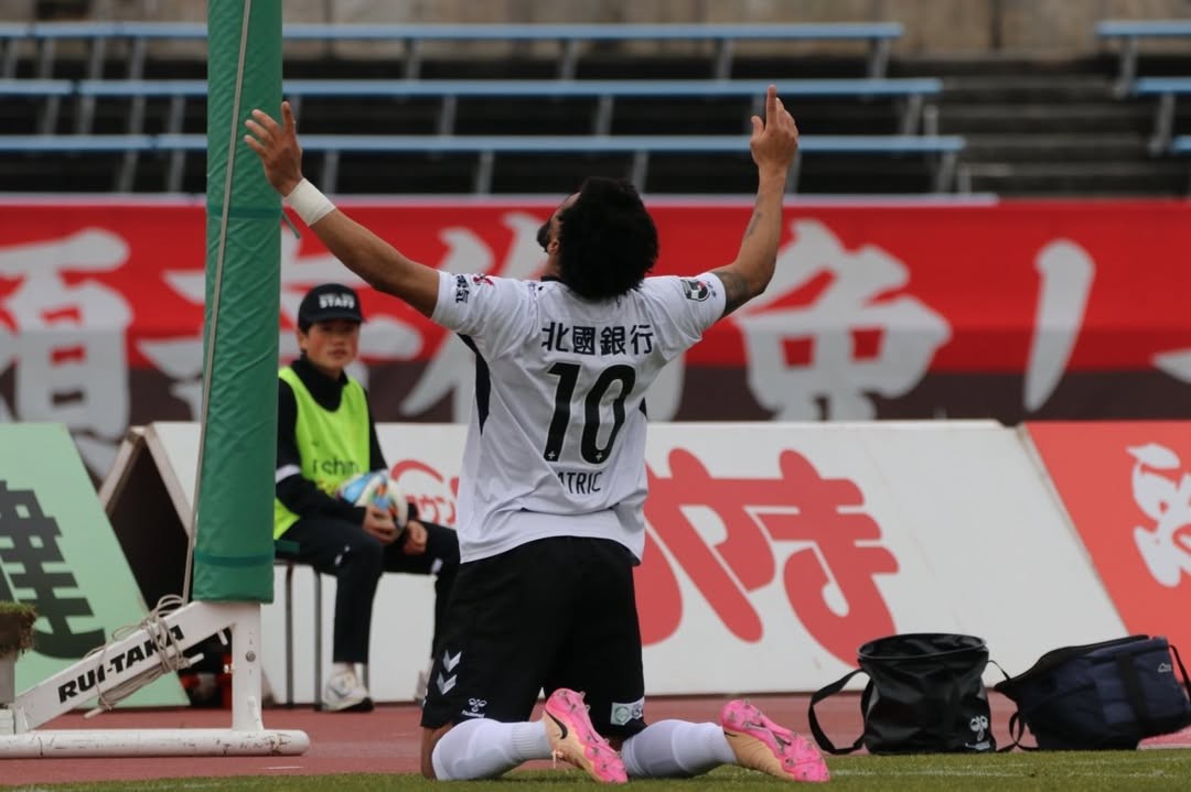 Patric marca e Zweigen Kanazawa vence nos pênaltis em jogo do campeonato japonês