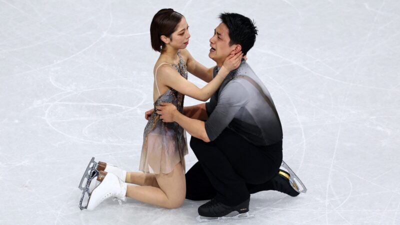 Japonesa encanta com reações fofas e carinho por medalha após ouro surpresa na patinação