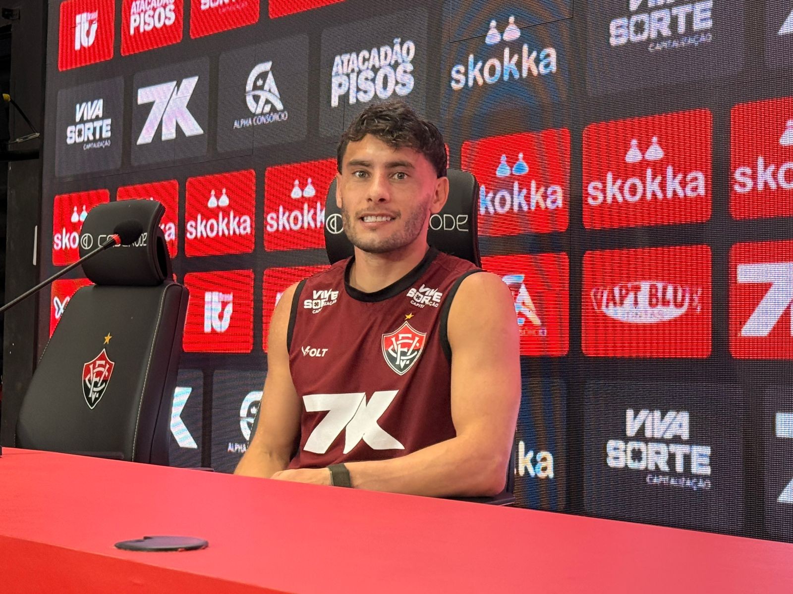 Martínez projeta mais minutos pelo Vitória e fala sobre amizade com Marinho e Kayzer: “Facilita”