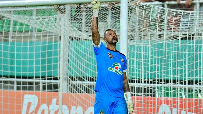 Veja como foi a reestreia do goleiro Bruno na Copa do Brasil após quase 17 anos