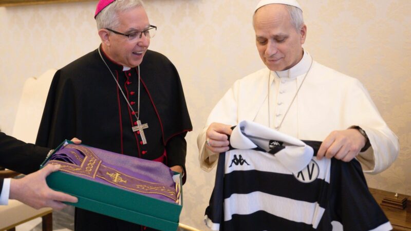 Papa Leão XIV ganha camisa do XV de Piracicaba: “Recebeu com alegria”, diz bispo