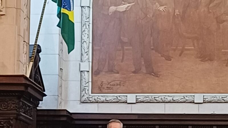 Rodrigo Caetano recebe homenagem no Rio com presença de Carlo Ancelotti