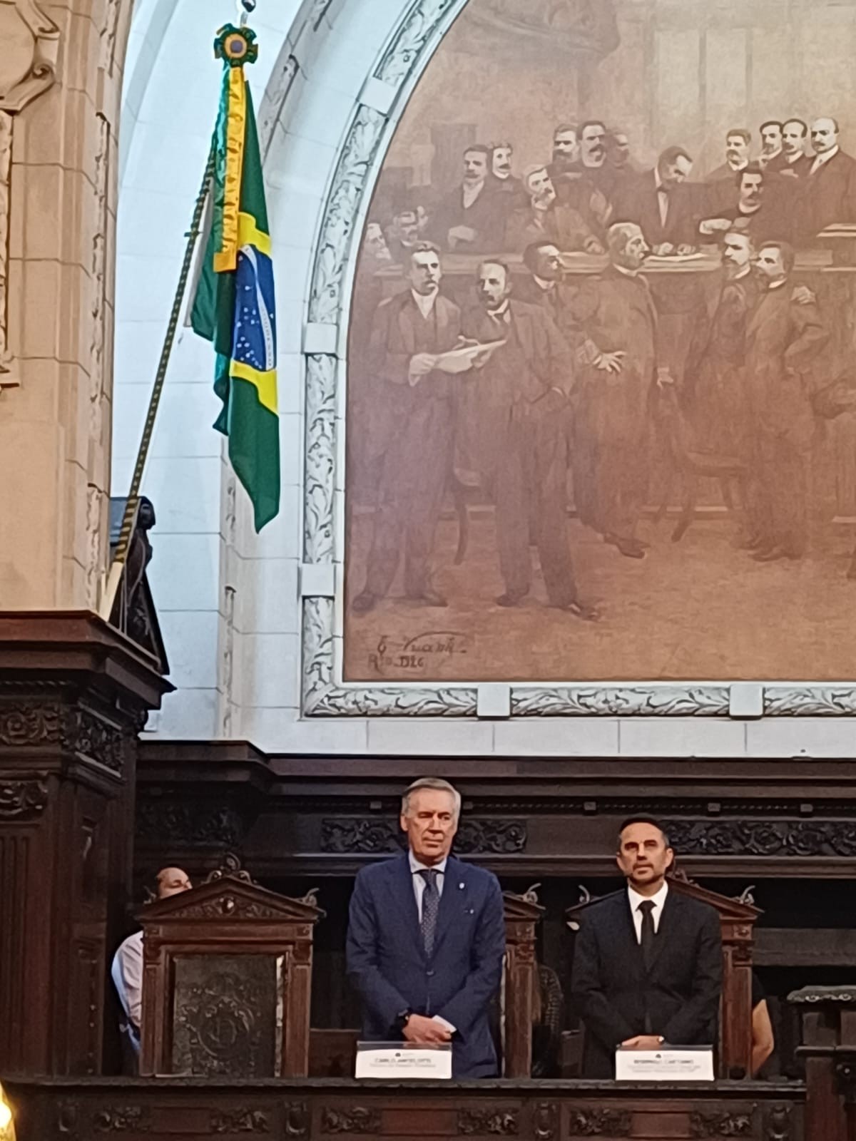 Rodrigo Caetano recebe homenagem no Rio com presença de Carlo Ancelotti