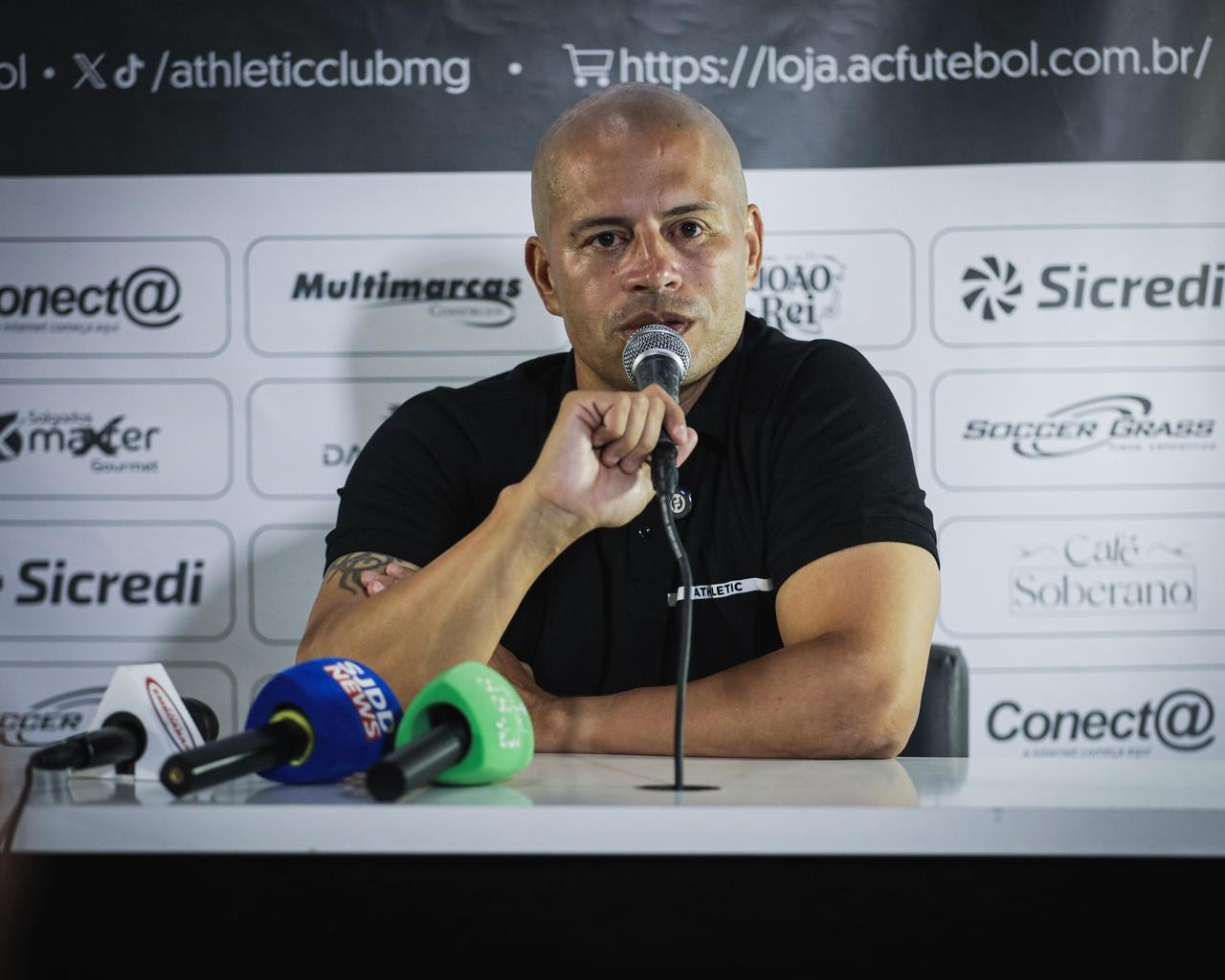 Alex é apresentado e mira reconstrução do Athletic após rebaixamento no Mineiro