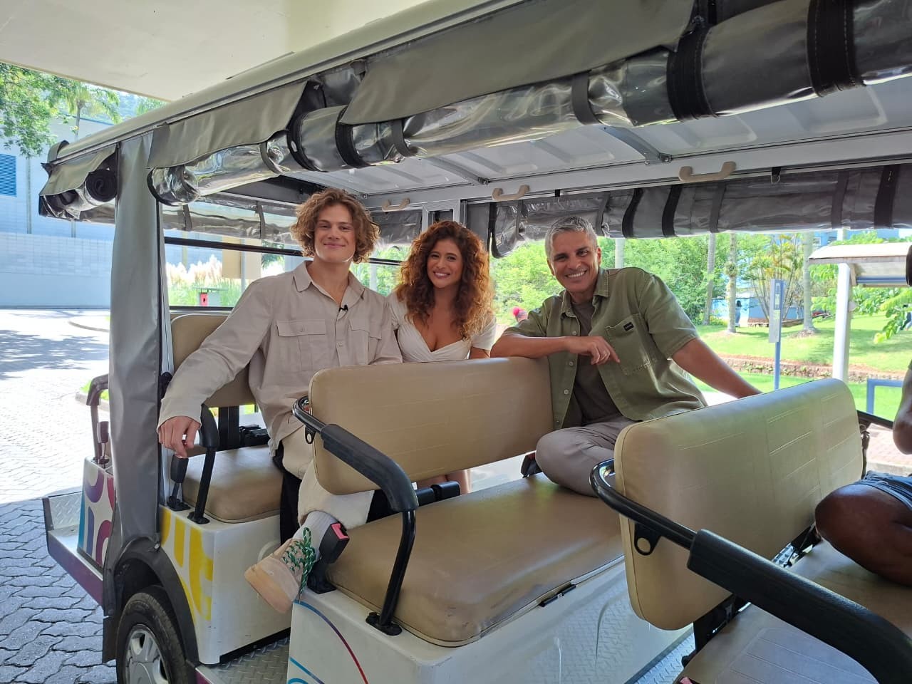 Lucas Pinheiro passeia por cidade cenográfica da novela de Isadora Cruz em visita ao Brasil após ouro