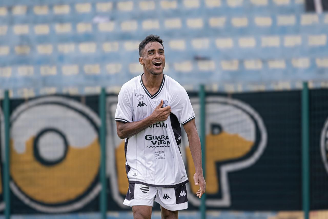 Meia que estava na várzea faz dois gols no segundo jogo profissional aos 28 anos