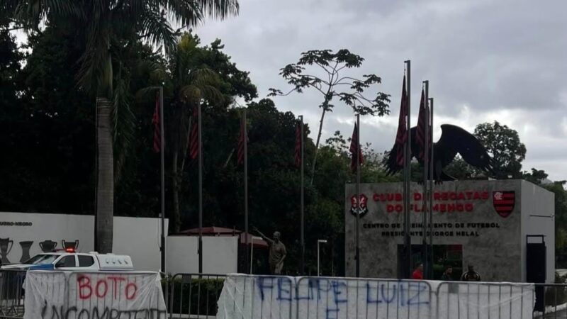 Com protestos, Flamengo se reapresenta e tenta juntar os cacos após vice na Recopa
