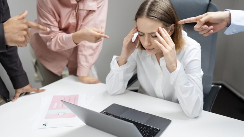 Denúncias e processos por assédio moral no trabalho crescem mais de 20% em 2025; saiba identificar e relatar