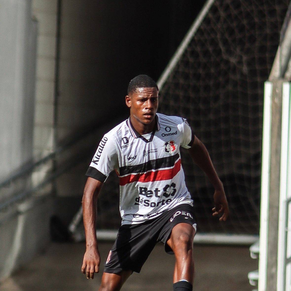 Santa Cruz empresta zagueiro da base ao Corinthians