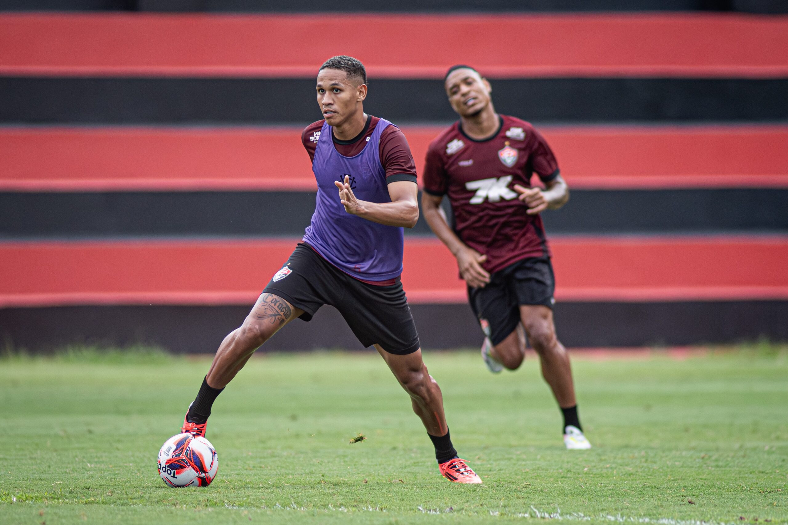 Vitória renova contrato do volante Zé Breno