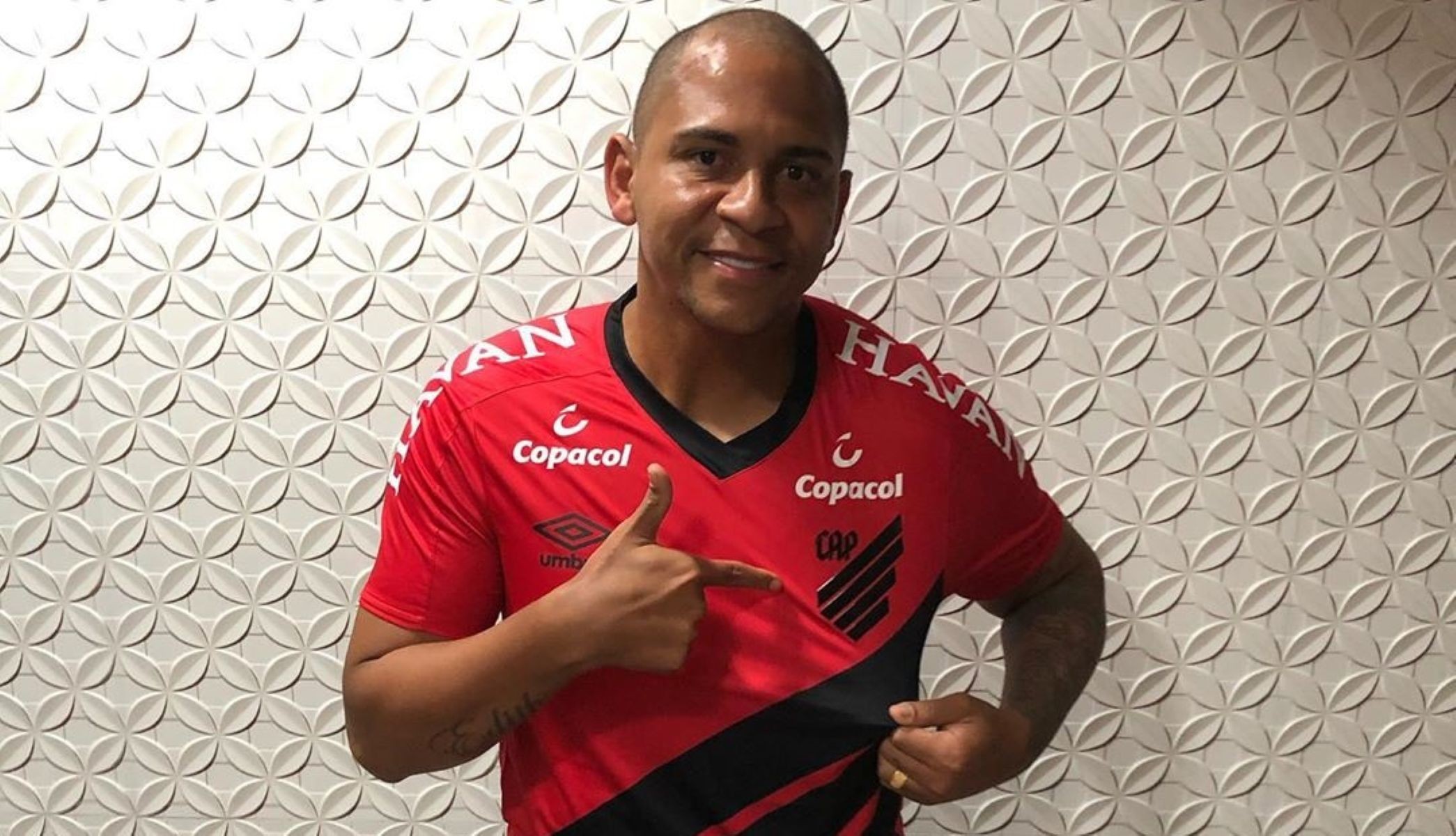 Ex-Athletico, Walter aprova provocação de Viveros ao Coritiba: “Hoje pode duas coxinhas”